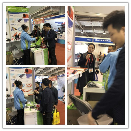 91香蕉污人向客戶熱情(qíng)介紹產品 91香蕉污人向客戶熱情介(jiè)紹產品