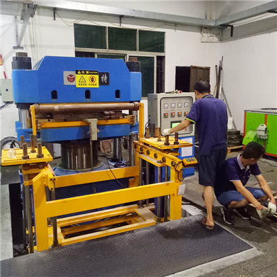 大規格（gé）橡膠製品生產中